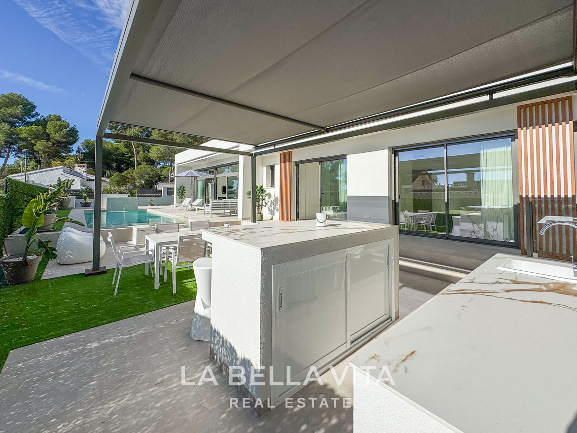 Sun-drenched outdoor terrace with modern kitchenette and dining area in spacious 3-bedroom villa with pool, Pinar de Campoverde