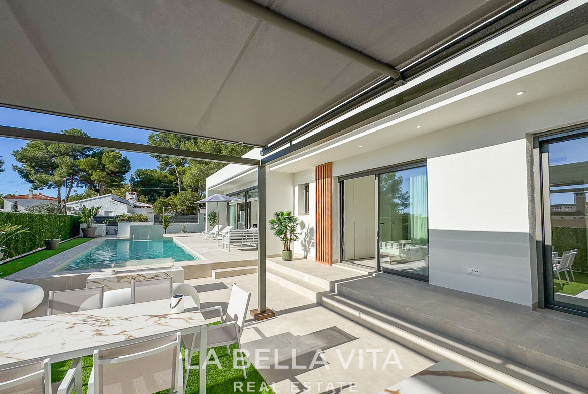 Sun-drenched terrace and modern pool of impressive new build 3-bedroom villa with garage on 801 m² plot in Pinar de Campoverde