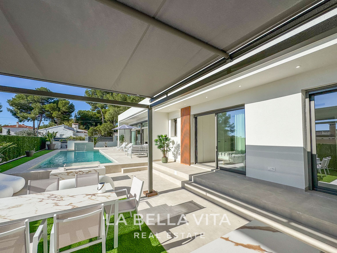 Sun-drenched terrace and modern pool of impressive new build 3-bedroom villa with garage on 801 m² plot in Pinar de Campoverde