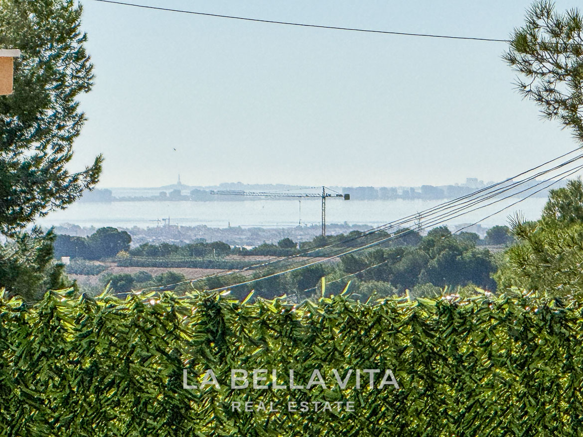 Panoramic sea view framed by lush greenery from the spacious plot of the new 3-bedroom villa in Pinar de Campoverde.