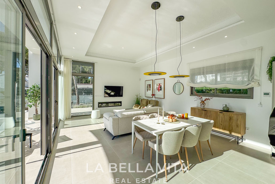 Bright and modern open-plan living and dining area in stunning 3-bedroom villa with garage on 801 m² plot in Pinar de Campoverde
