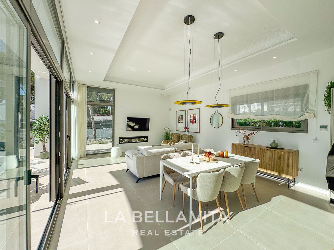Bright and modern open-plan living and dining area in stunning 3-bedroom villa with garage on 801 m² plot in Pinar de Campoverde