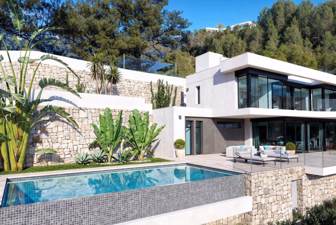 Villa moderne de luxe de 4 chambres à Benissa Costa avec élégante piscine à débordement, grande terrasse et jardin paysager.