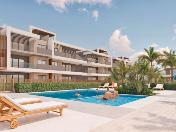 Ruime zonovergoten zwembadzone met moderne ligstoelen en aangelegd groen bij een elegant penthouse met 2 slaapkamers vlak bij het strand in Torre de la Horadada.