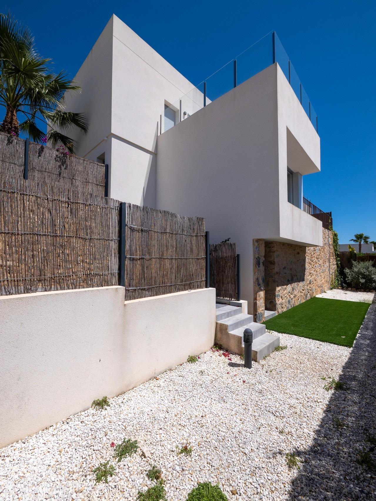 MODERN-DESIGN-VILLA-WITH-GOLF-VIEWS-7 Impressive Key Ready 4 Bedroom Villa with Golf Views and Basement for Sale in Algorfa, La Finca