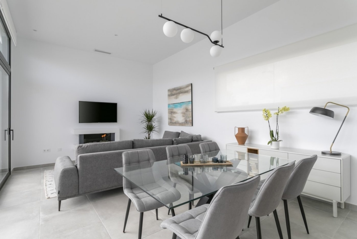 Bright and modern open-plan living and dining area in spacious 3-bedroom villa with sleek design in Calasparra, Murcia.