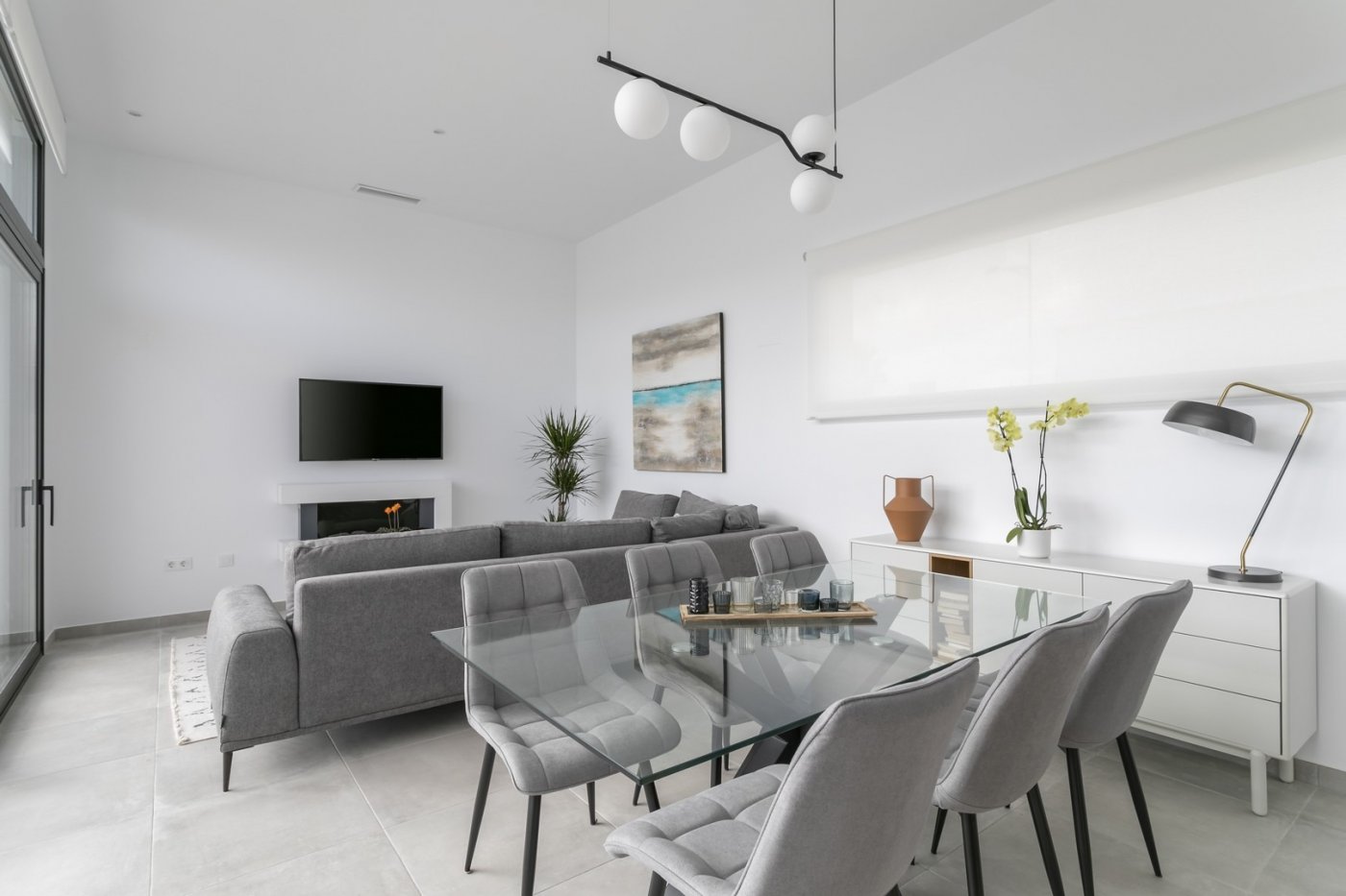 Bright and modern open-plan living and dining area in spacious 3-bedroom villa with sleek design in Calasparra, Murcia.