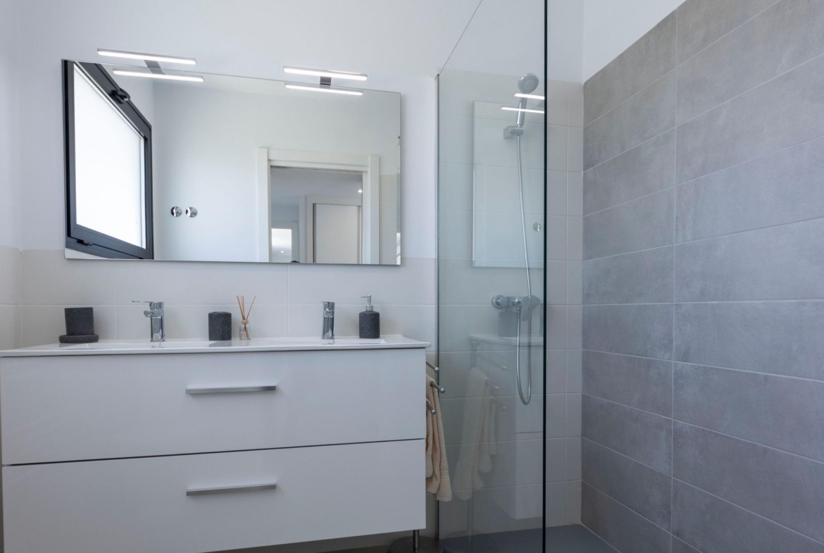 Bright modern bathroom with sleek fixtures and large mirror in luxury 3-bedroom villa, Calasparra, Murcia.
