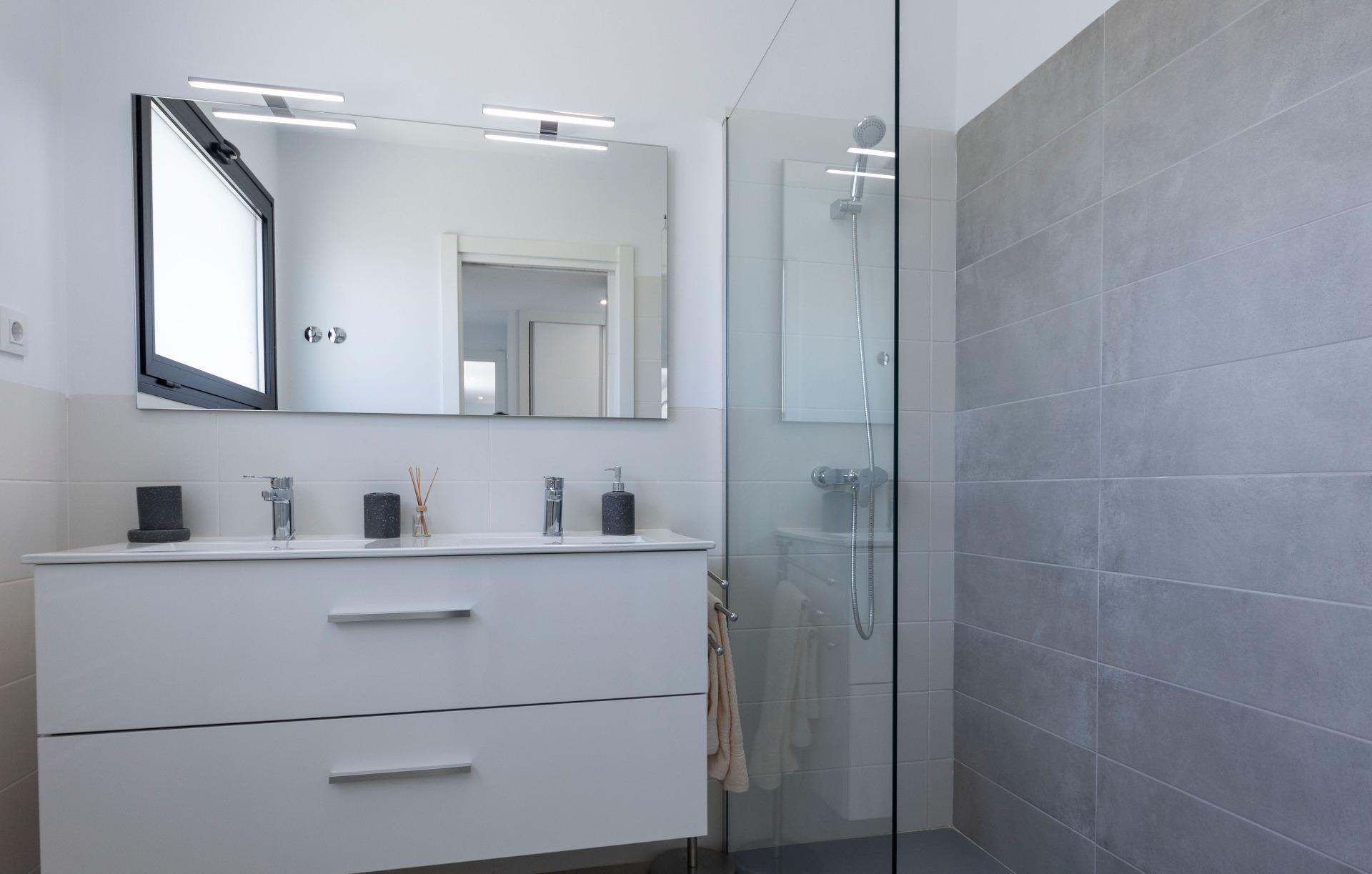 Bright modern bathroom with sleek fixtures and large mirror in luxury 3-bedroom villa, Calasparra, Murcia.