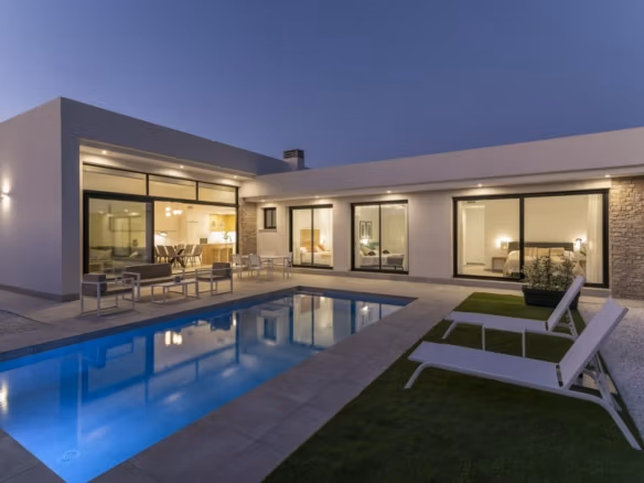 Elegante, großzügige Neubauvilla mit 3 Schlafzimmern, Privatpool und bei Dämmerung beleuchteter Terrasse in Calasparra, Murcia.
