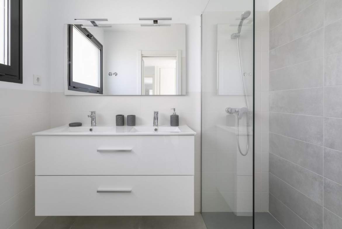 Modern bright bathroom with sleek fixtures and walk-in shower in spacious 3-bedroom villa in Calasparra, Murcia.