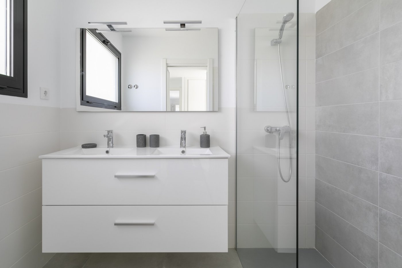 Modern bright bathroom with sleek fixtures and walk-in shower in spacious 3-bedroom villa in Calasparra, Murcia.
