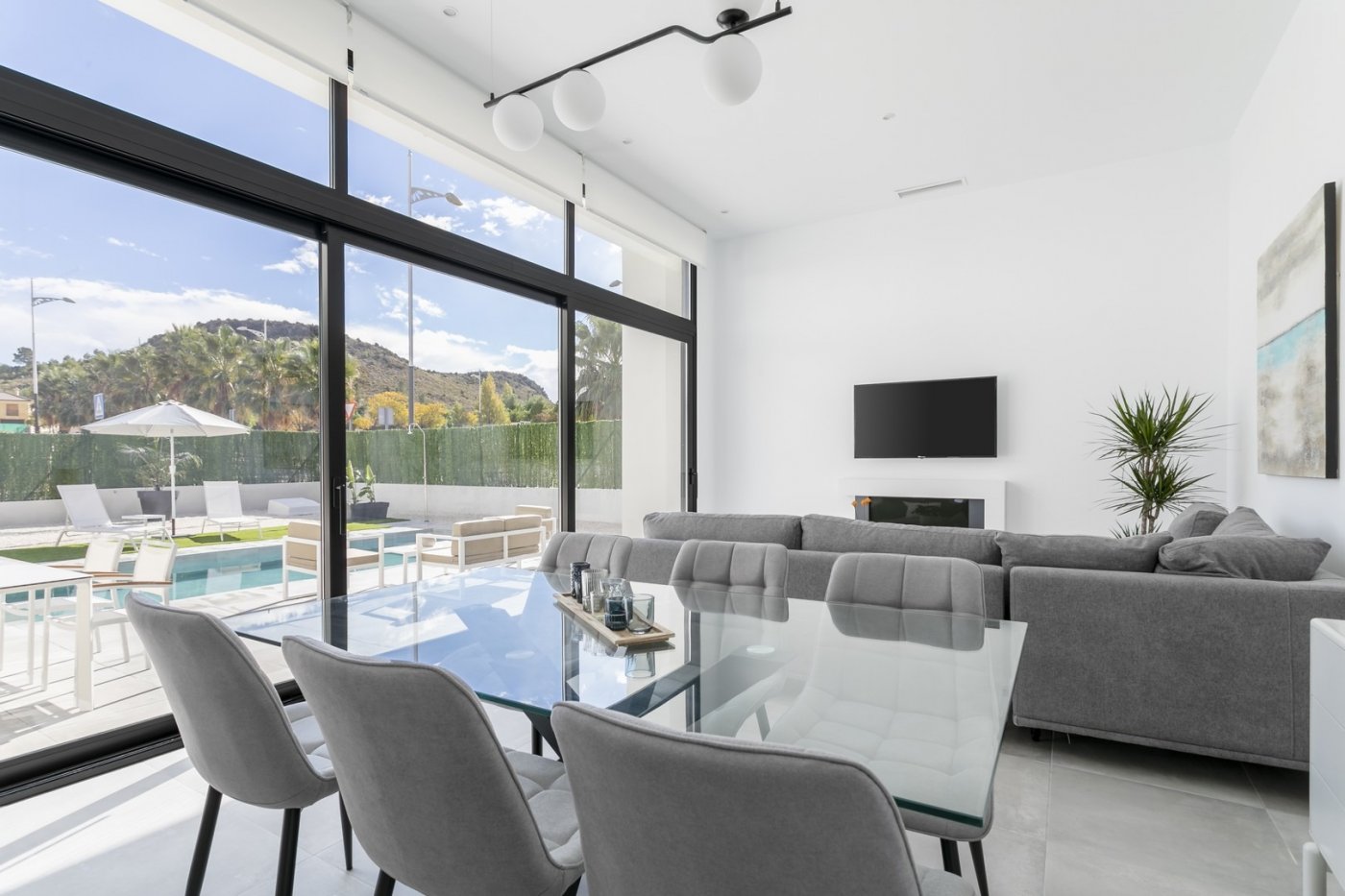 Bright and modern open-plan living and dining area with pool views in a spacious 3-bedroom villa in Calasparra, Murcia.