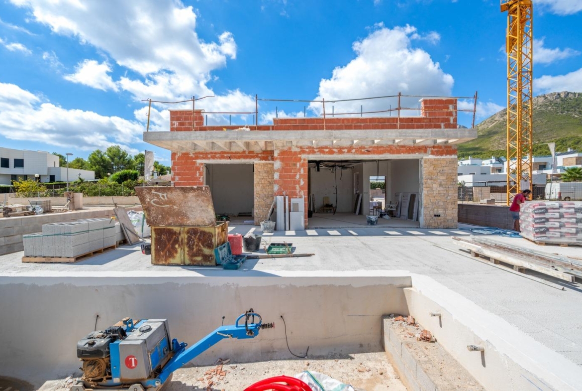 Under-construction spacious luxury 5-bedroom villa in Polop de la Marina with mountain views and modern architectural design.