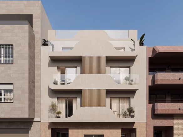 Elegante moderne gevel van een ruim nieuwbouwappartement met 2 slaapkamers in het centrum van Torrevieja, met stijlvolle balkons en strakke lijnen.