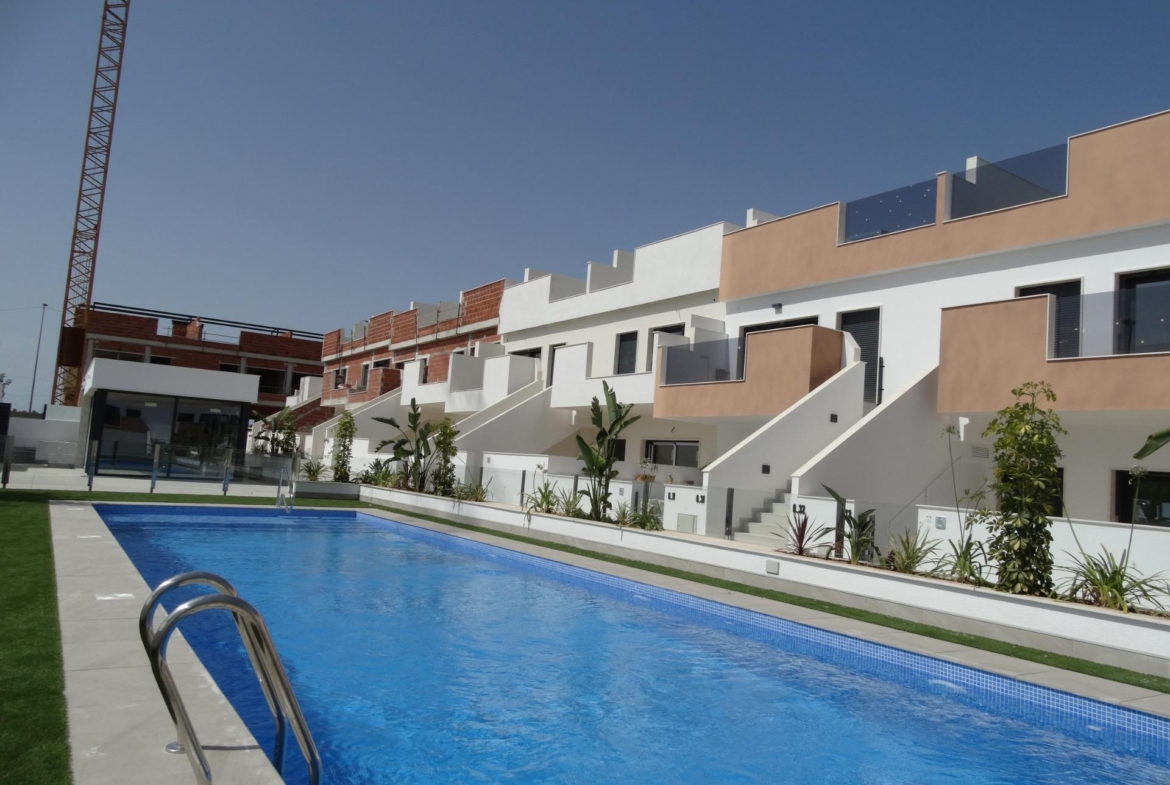 Modern New Build Bungalows for Sale in Pilar de la Horadada Sun-drenched modern new build bungalows with sleek terraces and a sparkling communal pool in Pilar de la Horadada.