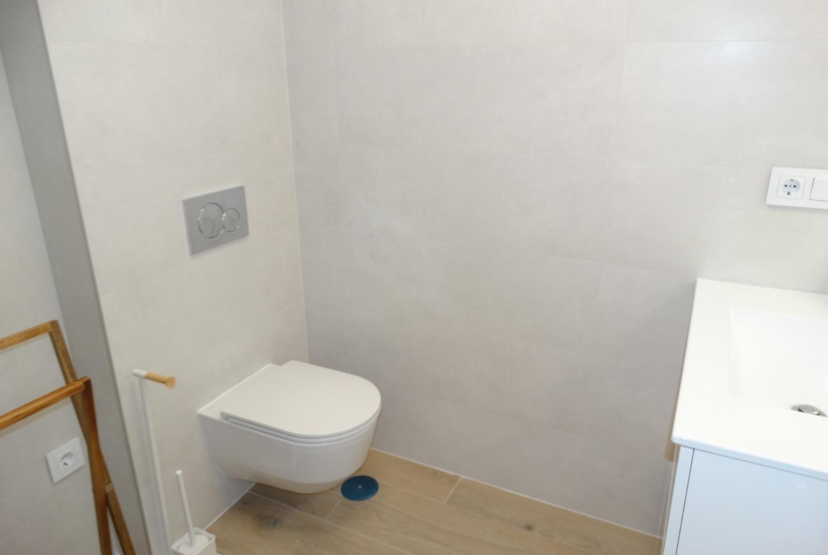 Modern-New-Build-Bungalows-for-Sale-in-Pilar-de-la-Horadada-18 Minimalist modern bathroom in new build bungalows for sale in Pilar de la Horadada with sleek fixtures and neutral tones