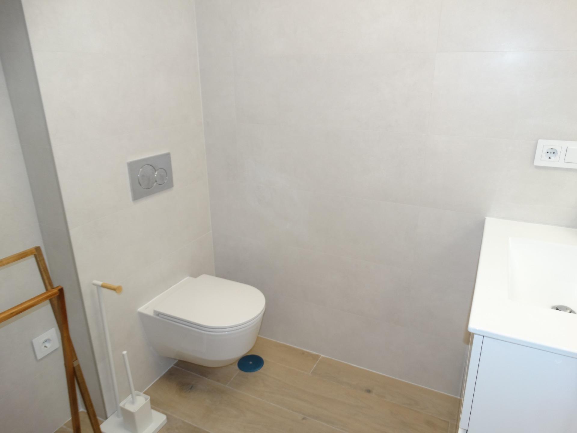 Modern-New-Build-Bungalows-for-Sale-in-Pilar-de-la-Horadada-18 Minimalist modern bathroom in new build bungalows for sale in Pilar de la Horadada with sleek fixtures and neutral tones