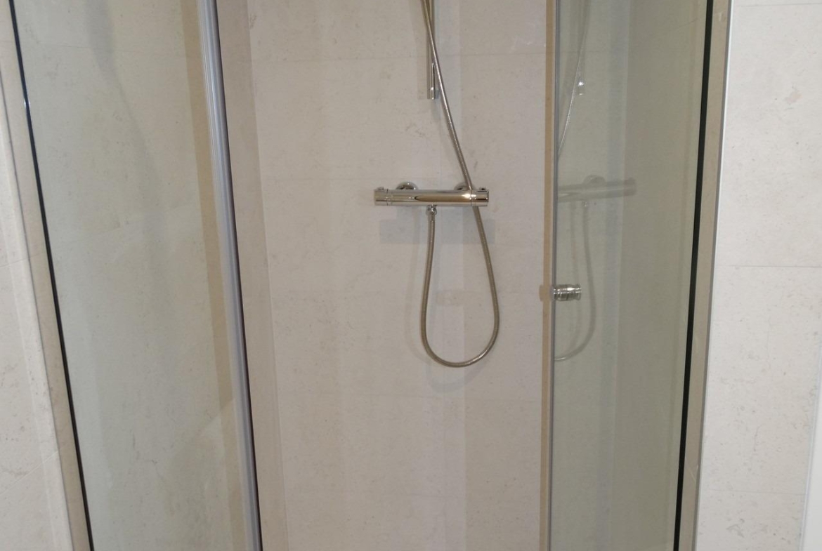 Modern-New-Build-Bungalows-for-Sale-in-Pilar-de-la-Horadada-22 Sleek, modern walk-in shower with glass enclosure in luxury new build bungalows for sale in Pilar de la Horadada.