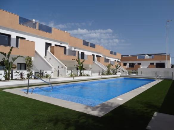 Appartements neufs et modernes de type bungalow à Pilar de la Horadada, avec façade élégante, piscine privative étincelante et extérieurs paysagers.