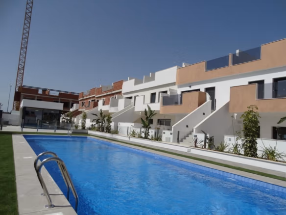 Appartements neufs et modernes de type bungalow baignés de soleil, avec terrasses élégantes et piscine commune étincelante à Pilar de la Horadada.