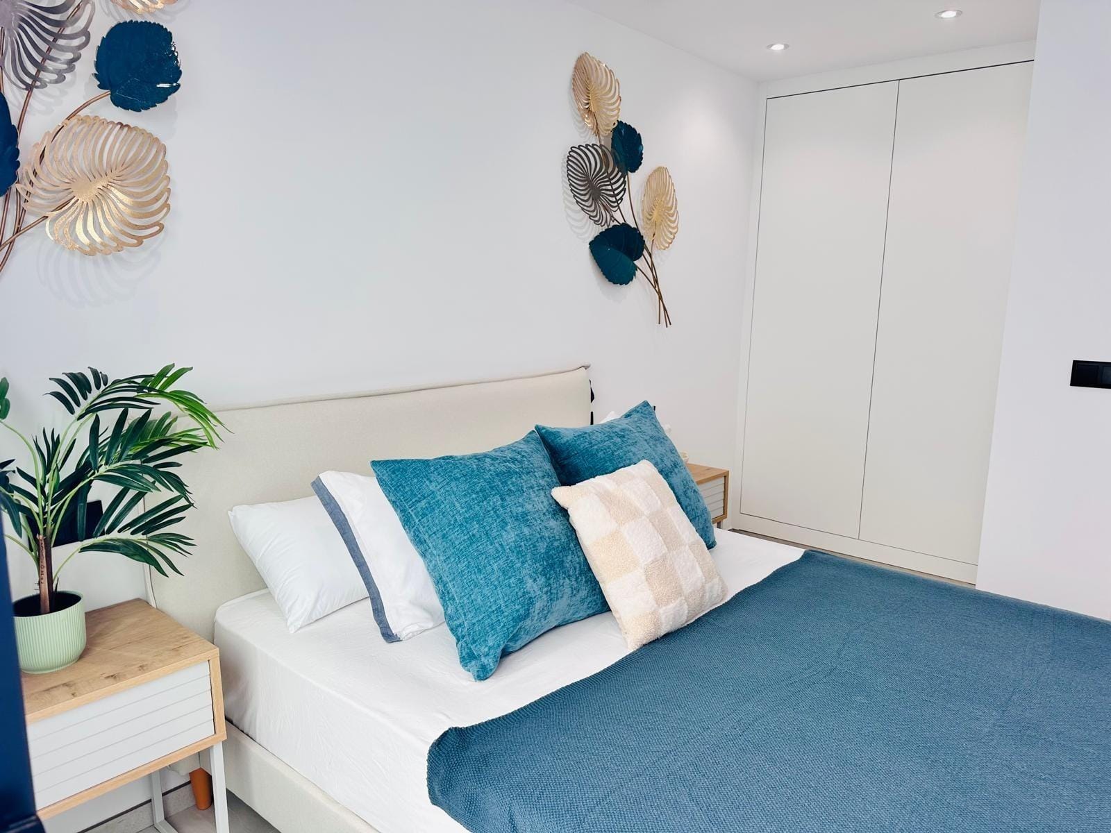 Modern-New-Build-Villas-for-Sale-in-San-Pedro-del-Pinatar-–-Close-to-Beach-and-Town-Centre-24 Bright and elegant bedroom with plush blue cushions and modern decor in key-ready new build villa in San Pedro del Pinatar Costa Cálida