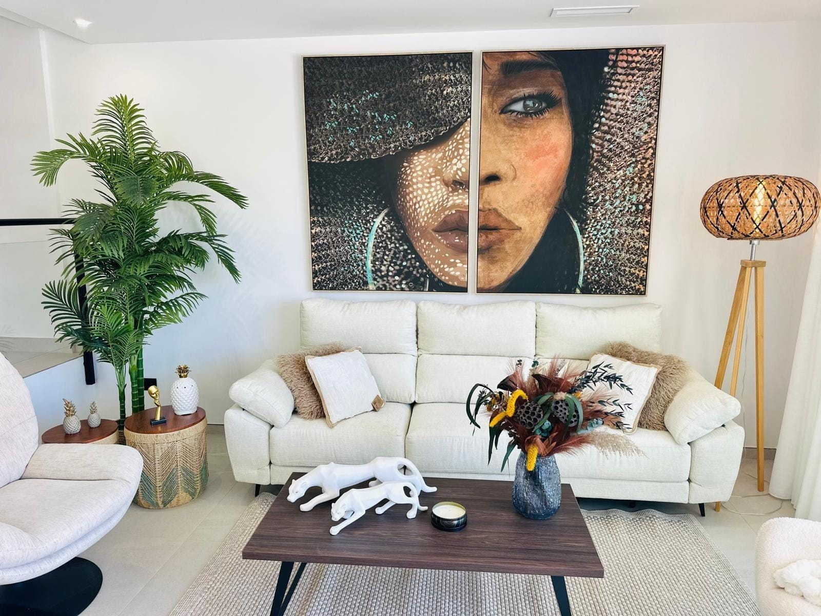 Modern-New-Build-Villas-for-Sale-in-San-Pedro-del-Pinatar-–-Close-to-Beach-and-Town-Centre-6 Bright and elegant living room in a luxury new build villa in San Pedro del Pinatar with modern art and cozy seating.