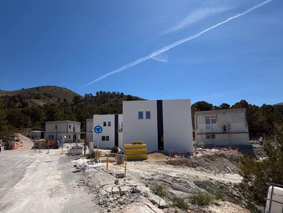 Modern-New-Build-Villas-in-Finestrat-with-Private-Pool-Near-Benidorm-14 Modern energy-efficient 3 bedroom villa under construction in Finestrat, Benidorm, surrounded by natural hillside landscape.