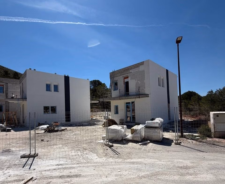 Modern-New-Build-Villas-in-Finestrat-with-Private-Pool-Near-Benidorm-15 Modern energy-efficient 3-bedroom villas under construction in sunny Finestrat, Benidorm, featuring clean lines and spacious layouts.