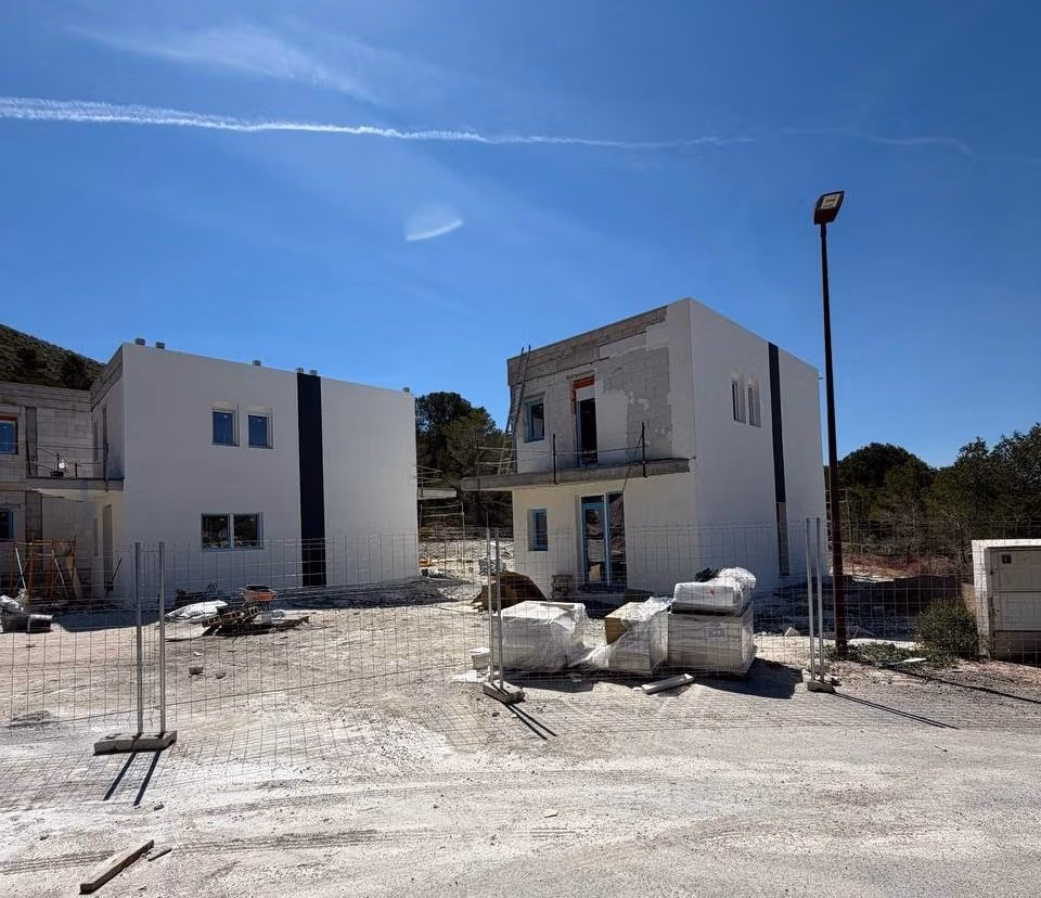 Modern-New-Build-Villas-in-Finestrat-with-Private-Pool-Near-Benidorm-15 Modern energy-efficient 3-bedroom villas under construction in sunny Finestrat, Benidorm, featuring clean lines and spacious layouts.