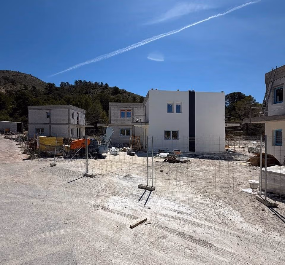 Modern-New-Build-Villas-in-Finestrat-with-Private-Pool-Near-Benidorm-16 Modern energy-efficient 3-bedroom villa under construction in Finestrat, Benidorm, set against a serene mountainous backdrop.
