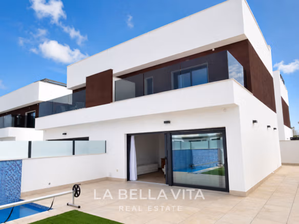 Lichte moderne geschakelde villa met 3 slaapkamers, privézwembad en ruim terras in Pilar de la Horadada