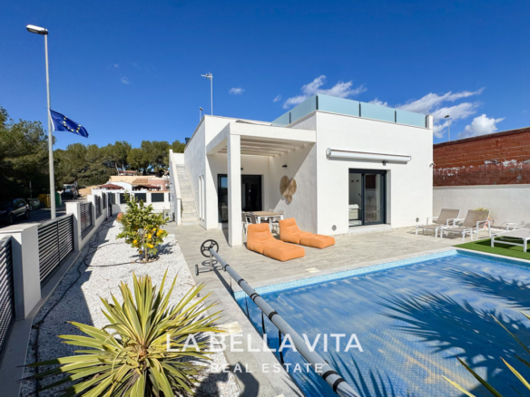 Key-Ready New Build Single-Storey Villa with Private Pool and Solarium for Sale in Pinar de Campoverde, Pilar de la Horadada