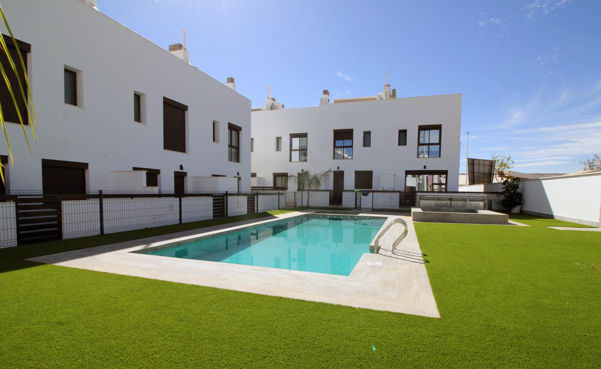 Contemporary New Build 3 Bedroom Townhouse with Communal Pool for Sale in Pilar de la Horadada