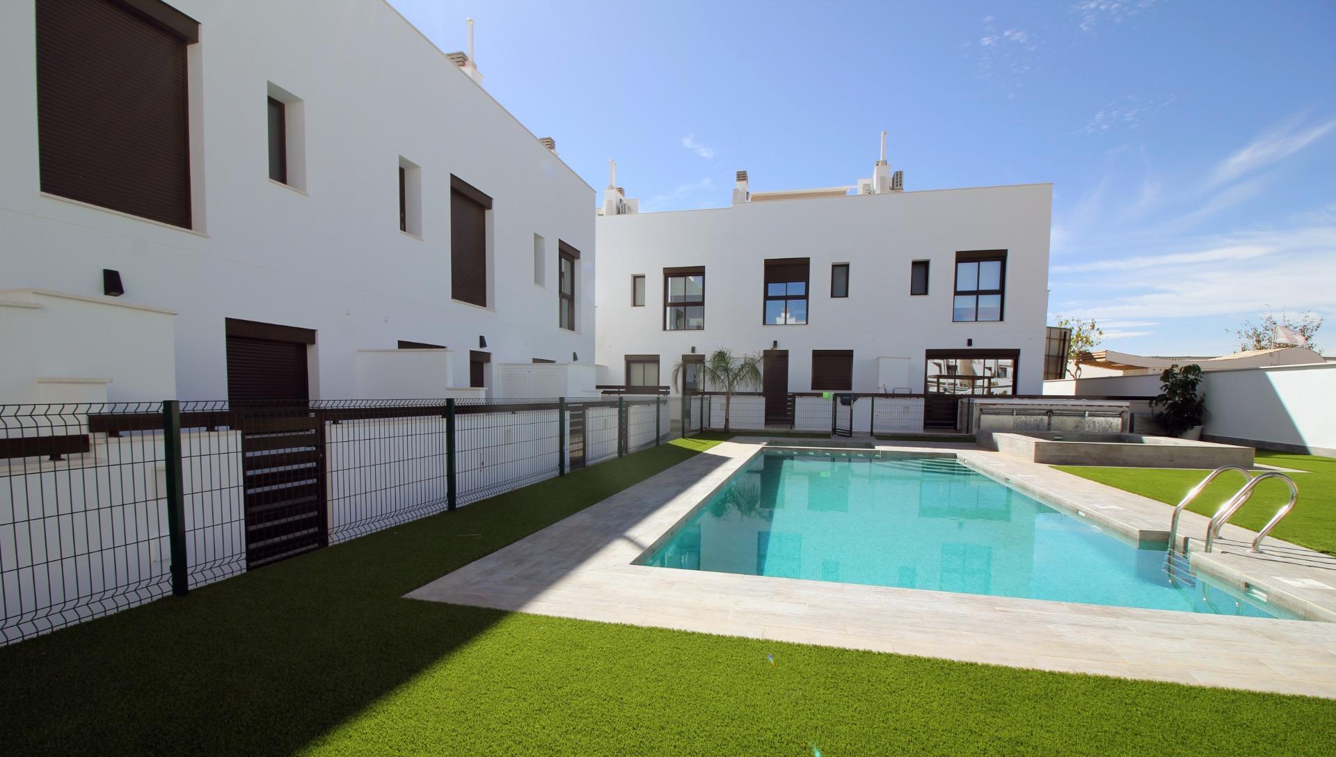 Modern Townhouses and Semi-Detached Homes in Pilar de la Horadada in parque Andromeda