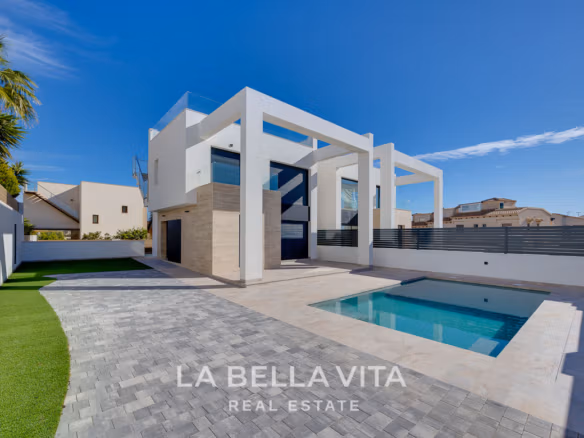 Modern villa med 4 sovrum, privat pool och stilren exteriör i soliga Torreblanca, Torrevieja