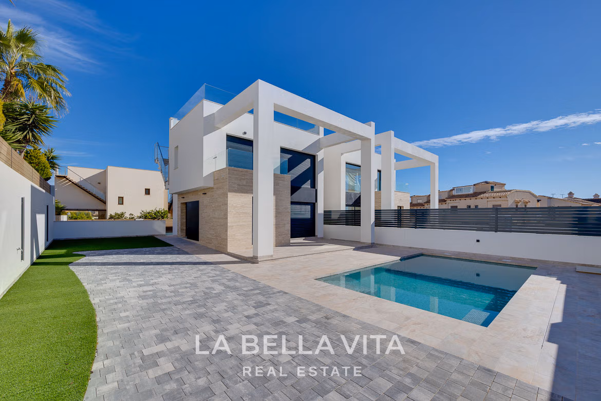 Nowoczesna willa z 4 sypialniami, prywatnym basenem i elegancką elewacją w słonecznej Torreblanca, Torrevieja