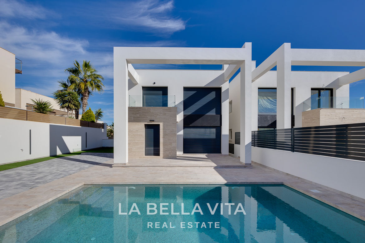 Modern villa with private pool, solarium and basement near La Mata beach, Torrevieja-02 Modern 4-bedroom villa in Torreblanca, Torrevieja with sleek architecture, private pool, and sun-drenched spacious exterior.