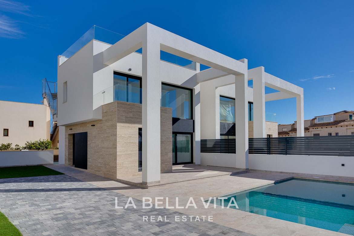Modern villa with private pool, solarium and basement near La Mata beach, Torrevieja-04 Modern 4-bedroom villa in Torreblanca, Torrevieja with sleek architecture, spacious terrace, and a private sunlit pool.