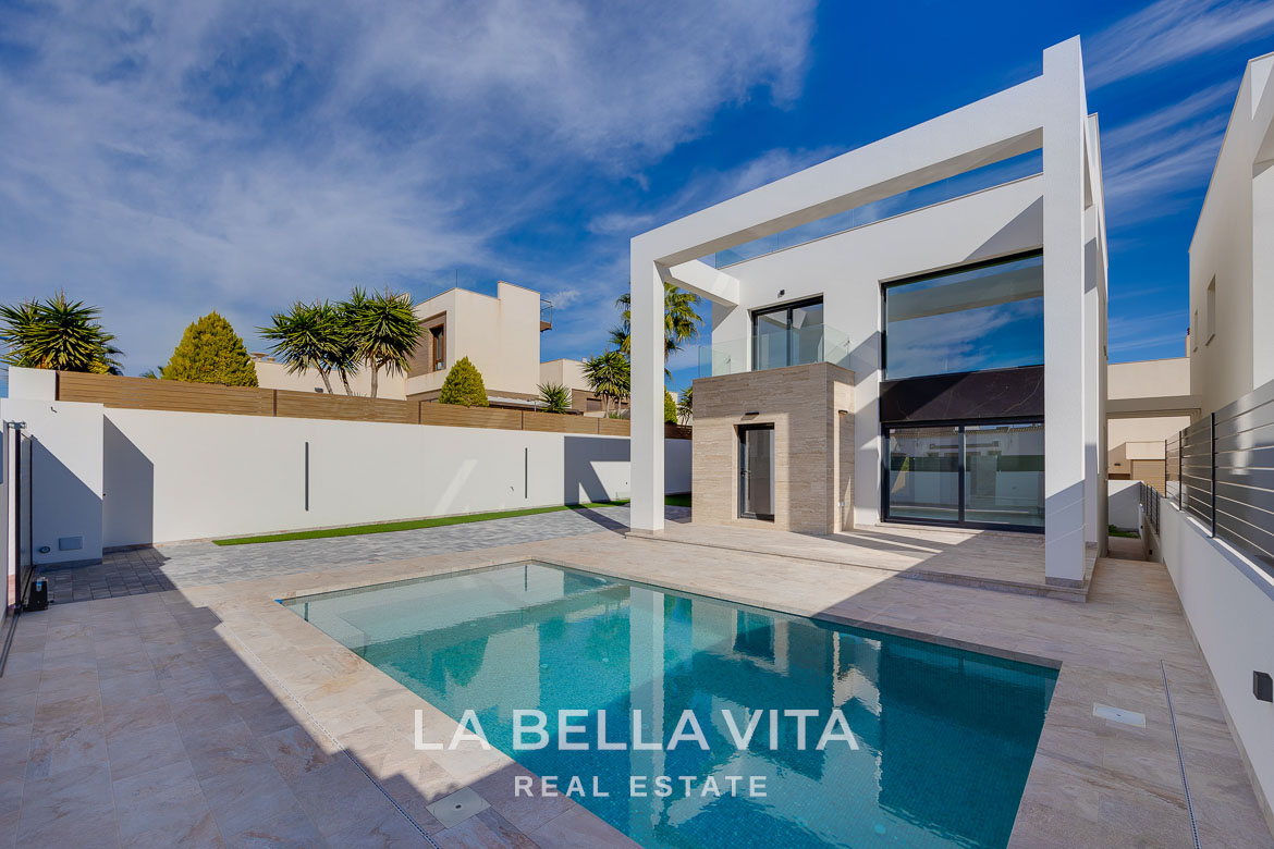 Modern villa with private pool, solarium and basement near La Mata beach, Torrevieja-07 Modern luxury 4-bedroom villa with private pool, sleek terrace, and minimalist architecture in sunlit Torreblanca, Torrevieja.