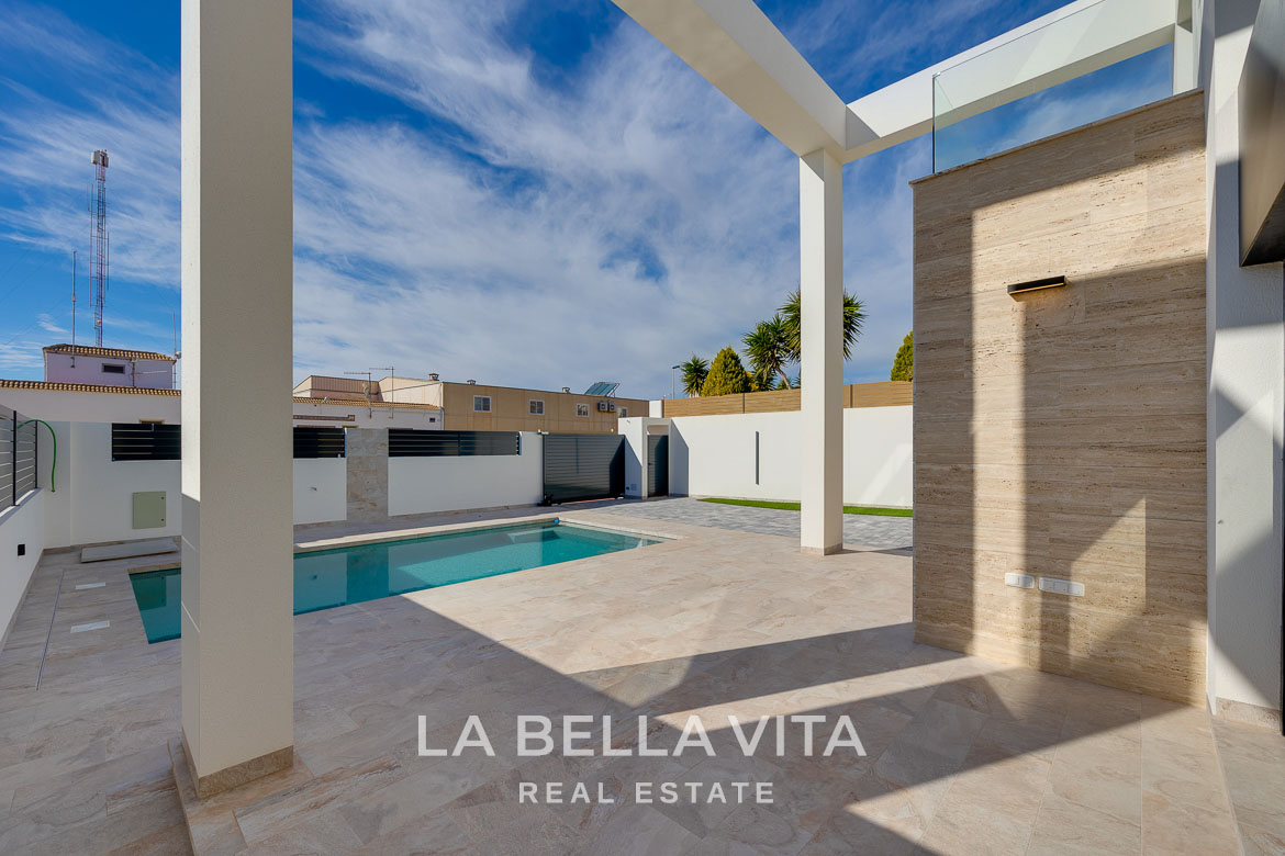 Modern villa with private pool, solarium and basement near La Mata beach, Torrevieja-09 Sun-drenched terrace with sleek private pool and modern finishes in a 4-bedroom villa with basement in Torreblanca, Torrevieja.