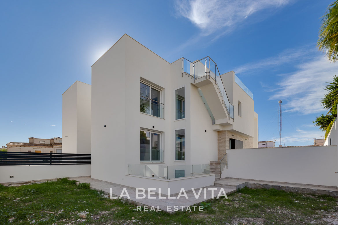 Modern villa with private pool, solarium and basement near La Mata beach, Torrevieja-10 Modern, bright 4-bedroom villa exterior in Torreblanca, Torrevieja with sleek lines and spacious private yard, ready to move in.