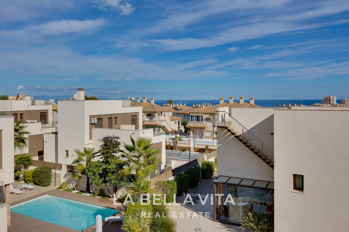 Modern villa with private pool, solarium and basement near La Mata beach, Torrevieja-16 Modern key ready 4 bedroom villa with private pool and sun-drenched terraces in Torreblanca, Torrevieja, with ocean glimpses.