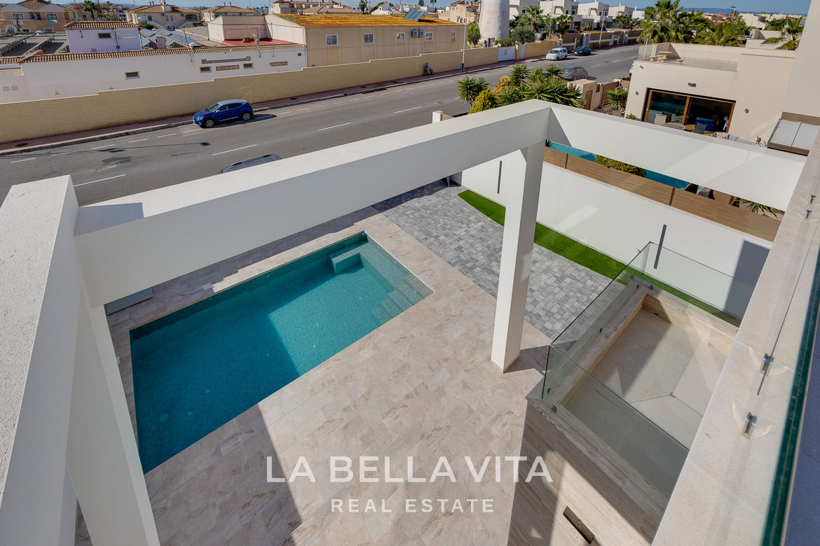 Modern villa with private pool, solarium and basement near La Mata beach, Torrevieja-20 Sun-drenched modern 4-bedroom villa in Torreblanca with private turquoise pool and elegant terrace overlooking the street.