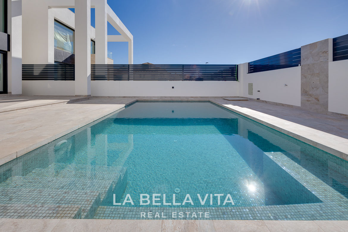 Modern villa with private pool, solarium and basement near La Mata beach, Torrevieja-21 Modern private pool with clear turquoise water in a luxury 4-bedroom villa in Torreblanca, Torrevieja.