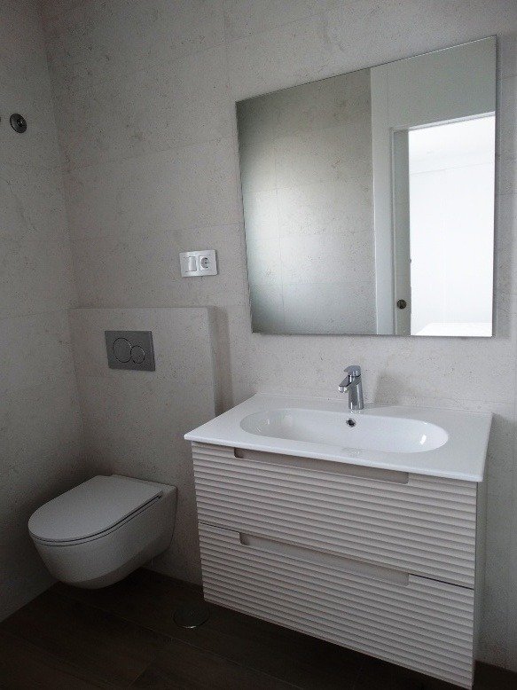 Bright modern bathroom with sleek fixtures in a 3 bedroom semi-detached villa in Pilar de la Horadada.