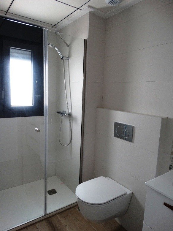 Bright modern bathroom with sleek walk-in shower and wall-mounted toilet in a 3-bedroom villa in Pilar de la Horadada