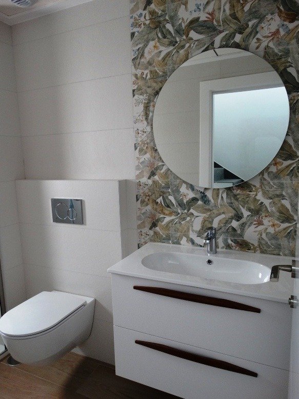Bright modern bathroom with floral accent wall, sleek fixtures, and elegant design in 3-bedroom semi-detached villa, Pilar de la Horadada