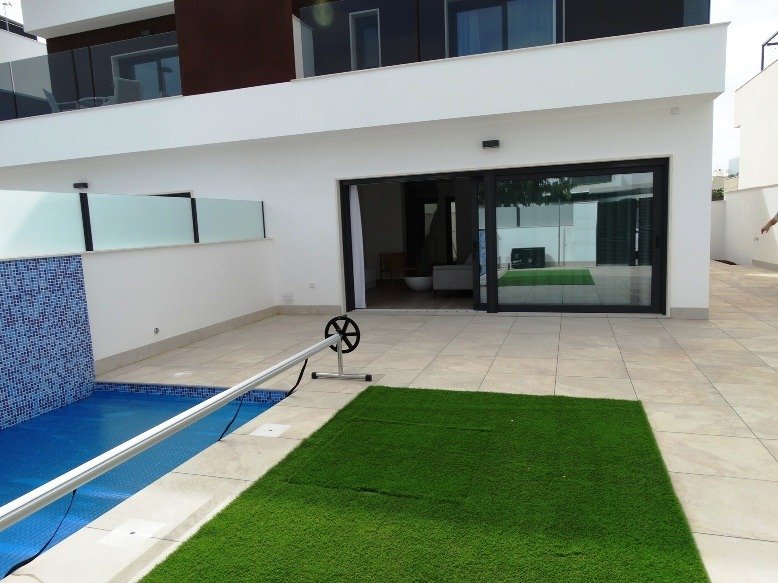 Modern 3 bedroom semi-detached villa in Pilar de la Horadada with sleek private pool, spacious terrace, and minimalist exterior design.