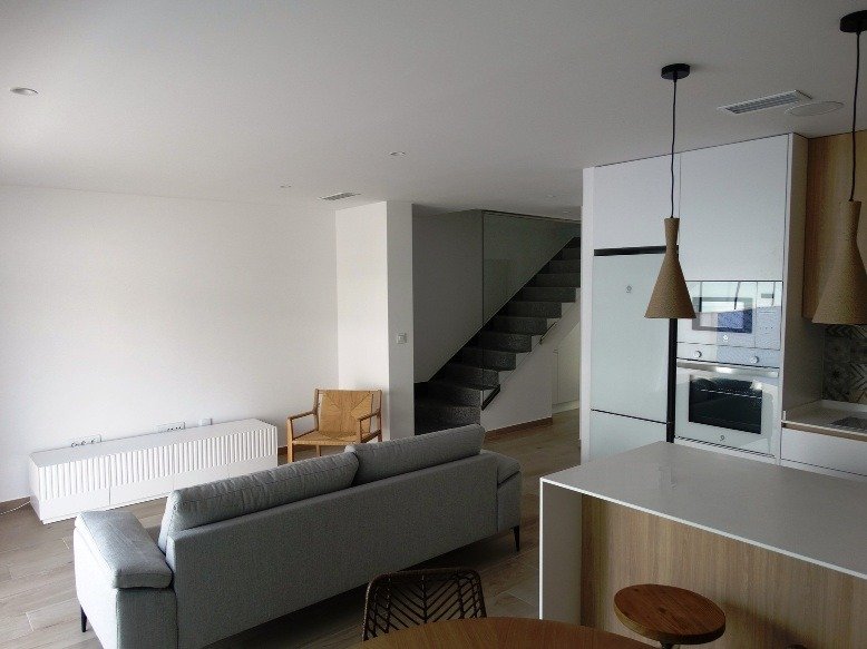 Bright modern open-plan living area and kitchen with elegant finishes in 3-bedroom semi-detached villa in Pilar de la Horadada